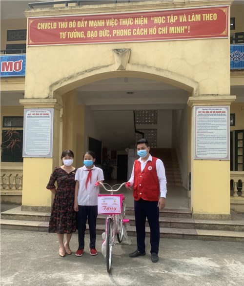 Học sinh Đinh Thùy Linh - lớp 5C nhận xe đạp do Hội chữ thập đỏ Huyện Gia Lâm gửi tặng